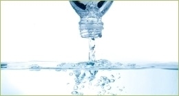 Acqua versata da una bottiglia