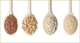 Semi di lino, avena e sesamo in cucchiai di legno