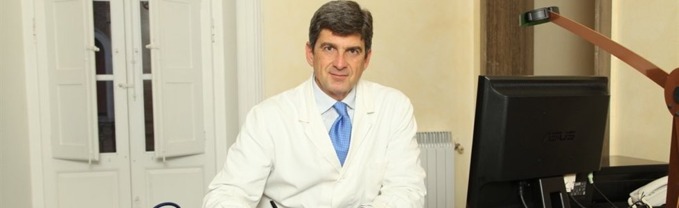 Il dottor Gaetano Ressa alla scrivania dell'ambulatorio di via Cataldo Nitti a Taranto